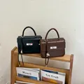Piccole borse a mano retrò in nero e marrone su un elegante portariviste in legno - con portachiavi / Marrone
