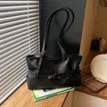Sac fourre-tout chic en similicuir noir texturé avec boucles de ceinture réglables - Sans pendentif / Noir