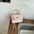 Piccola borsa a mano quadrata vintage rosa da donna con tracolla e ciondolo - con portachiavi / Rosa