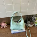 Bolso de mano moderno verde menta con lunares y diseño versátil de correa bandolera - Verde menta