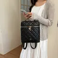 Elegante zaino da donna nero trapuntato con finiture dorate e dettaglio logo - Nero