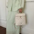 Elegante zaino trapuntato color crema da donna con catena dorata e ciondolo a cuore. - Bianco