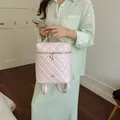 Elegante zaino trapuntato rosa chiaro da donna con un ciondolo a cuore dorato - Rosa