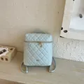 Elegante zaino trapuntato azzurro da donna con ciondolo a cuore dorato e manico. - Blu