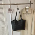 Sac cabas noir élégant en cuir synthétique tressé avec de longues bretelles - Noir