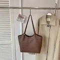 Élégant sac cabas en cuir tressé marron avec de grandes anses pour le quotidien - Café