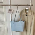 Grand sac cabas bleu clair tressé pour femme, idéal pour les déplacements quotidiens - Bleu