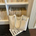 Élégant sac cabas tressé crème de grande capacité avec un nœud stylé en dentelle et perles - Avec Pendentif / Blanc Cassé