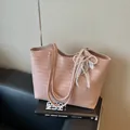 Sac cabas tissé rose élégant pour femmes avec un nœud délicat en perles et dentelle - Avec Pendentif / Rose