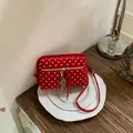 Stijlvolle rode schoudertas met witte stippen en een zilveren robot bedel detail - Zonder hanger / Rood