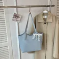 Sac cabas tissé bleu clair élégant de grande capacité avec nœud en dentelle - Avec Pendentif / Bleu