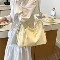 Gelbe Handtasche mit weißen Punkten, großem Fassungsvermögen und eleganter Spitzenschleife. - Mit Anhänger Stil / Gelb