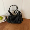 Schicke große schwarz-weiße Hobo-Tasche mit Polka Dots, Spitzen- und Perlenanhänger - Mit Anhänger Stil / Schwarz