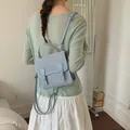 Mochila pequeña de mezclilla azul claro para mujer con correas ajustables para verano - Azul claro
