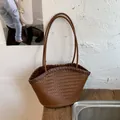 Elegante bolso tote de cuero trenzado marrón con correas dobles para un estilo moderno - Sin colgante / Marrón