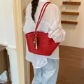 Elegante bolso de hombro rojo trenzado con un colgante de cuentas decorativas - Con Colgante / Rojo