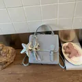 Mini mochila de mezclilla azul claro para mujer con colgantes decorativos de estrella - Azul Claro Con Adorno