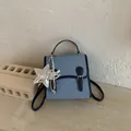 Elegante mochila de mezclilla azul claro para mujer con accesorio de dije de estrella - Azul con Colgante
