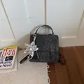 Elegante mochila gris texturizada para mujer con accesorio de dije de estrella plateada. - Negro Con Colgante De Conejo