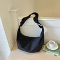 Minimalistische zwarte lichte nylon crossbodytas voor dagelijks woon-werkverkeer - Zonder hanger / Zwart