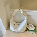 Minimalistische witte nylon halve maan schoudertas voor dagelijks en zakelijk gebruik - Zonder hanger / Broken Wit