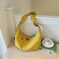 Lichte gele nylon halve maan schoudertas, casual crossbody tas voor dagelijks gebruik. - Zonder hanger / Geel