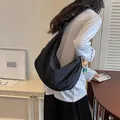 Casual zwarte nylon hobo tas voor dames met een lichtgewicht halve maan ontwerp - Met Hanger / Zwart