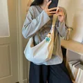 Minimalistische gebroken witte nylon crossbodytas voor dames met een soepel model - Met Hanger / Broken Wit