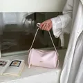 Elegante hellrosa Boston-Kissentasche für Damen mit minimalistischem Unterarmriemen - Rosa