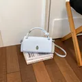 Elegante weiße minimalistische Handtasche mit Kordelgriff und silbernem Drehverschluss - Blau