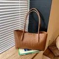 Sac cabas élégant marron à texture tressée avec de longues bandoulières pour femme - Marron