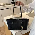 Grand sac cabas noir tissé à la main élégant pour le quotidien chic des femmes modernes - Noir Avec Pendentif / Noir