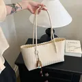 Grand sac cabas tressé blanc cassé pour femme avec un charme vintage décontracté boho - Blanc Avec Pendentif / Blanc