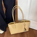 Grand sac cabas tressé beige avec breloque en perles pour un style d'été tendance - Jaune Avec Pendentif / Jaune