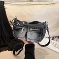 Trendy crossbodytas van zwart gewassen denim met twee handige ritszakken aan de voorkant - Zwart
