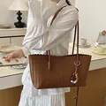 Grand sac cabas marron en cuir tressé avec charme vintage et accessoire perlé pour femme - Marron avec Pendentif / Marron