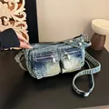 Stijlvolle vintage blauwe denim crossbodytas met meerdere ritsen en zilveren studs - Blauw