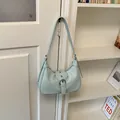 Elegante bolso de hombro hobo azul claro con hebilla decorativa para mujeres chic - Estilo básico / Azul
