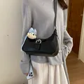 Elegante bolso hobo de media luna negro vintage para mujer con lindo accesorio de osito - Con Colgante / Negro