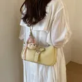 Bolso de hombro minimalista amarillo claro con un lindo amuleto de peluche suave - Con Colgante / Amarillo