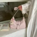 Elegante bolso hobo rosa con un lindo colgante de peluche para el viaje diario - Con Colgante / Rosa