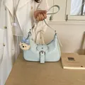 Bolso hobo azul claro para debajo del brazo con charm de osito de peluche y hebilla plateada - Con Colgante / Azul