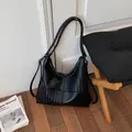 Elegant women's large capacity black bag with woven patchwork design for daily commute - Basic Style / Black