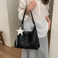Bolso tote grande de cuero tejido negro para mujer con colgante de estrella y correa - Con Colgante / Negro