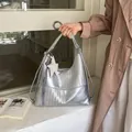 Bolso tote mochila grande plateado con textura tejida metálica. - Con Colgante / Plateado