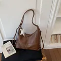 Bolso de mano vintage marrón para mujer con textura tejida, dije estrella y gran capacidad - Con Colgante / Marrón