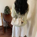Sac cabas élégant en cuir texturé crème pour femmes avec détails de nœuds et charme - Blanc Avec Pendentif / Blanc