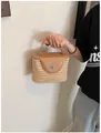 Sac seau en paille fait main avec rabat en cuir marron pour les vacances à la plage - Abricot