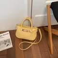 Piccola borsa tote gialla in pelle martellata con manici e tracolla regolabile - Stile Semplice / Giallo