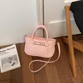 Piccola borsa tote rosa in pelle martellata con tracolla e dettaglio ad anello metallico. - Stile Semplice / Rosa